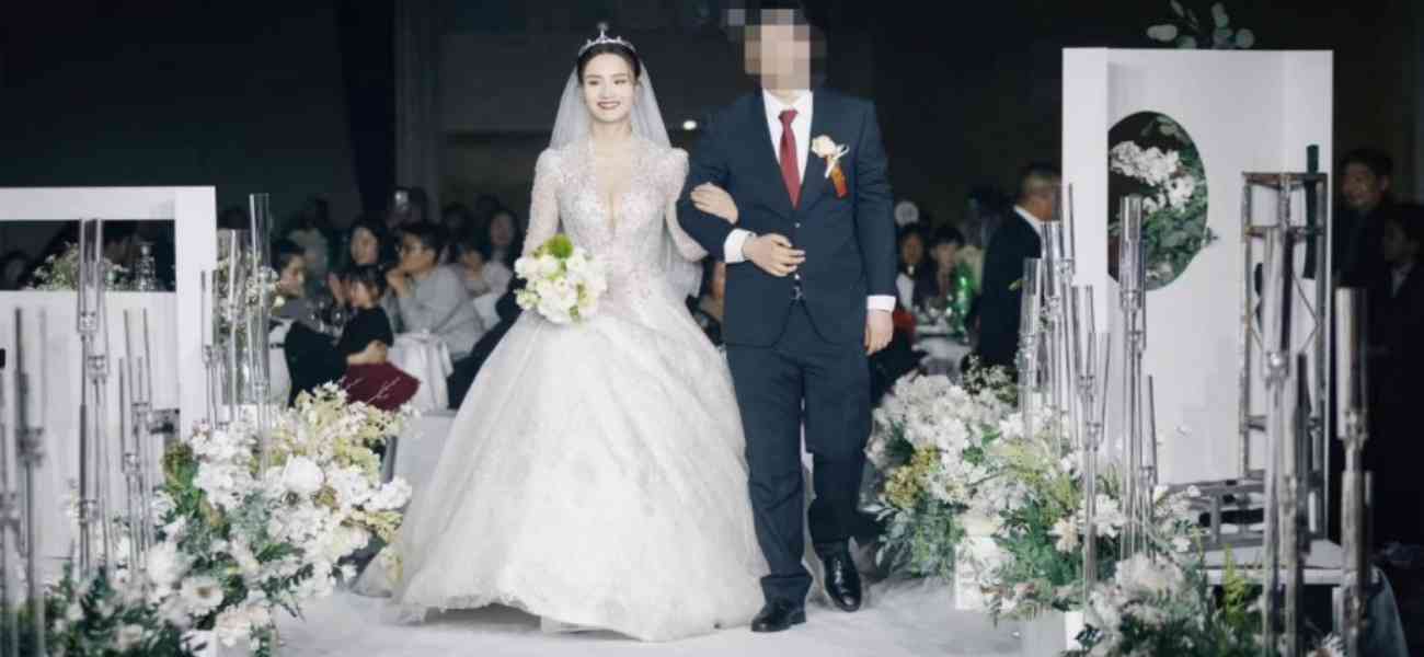 江苏顶级绿帽奴老哥 无法满足妻子主动为其寻找猛男操翻娇妻