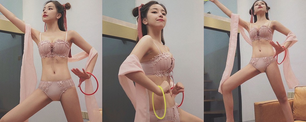 哪吒2观影现场惊现婊子发骚 美女对着哪吒意淫自慰 高潮喷水害惨保洁阿姨 