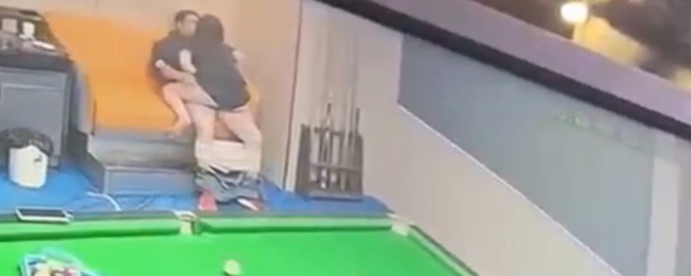 台球厅是偷情肏逼的最佳选择     只要给够钱女助教任你睡     主动女上位搞到爽