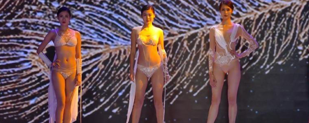 深圳维密天使情趣内衣秀炸裂开场 各种长腿模特身穿制服大秀曼妙身姿  透明内裤裹挟着小穴诱人至极 