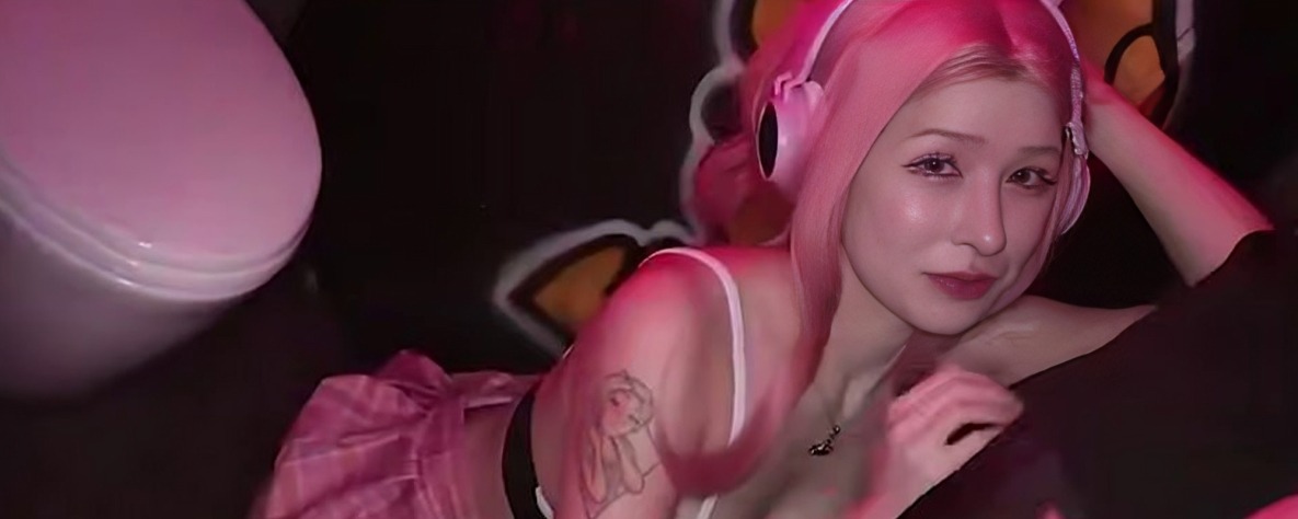 酒吧俱乐部狂欢夜邂逅性感女DJKiki  上厕所时主动舔食大鸡巴  被客人发现后只好带去酒店无套暴肏