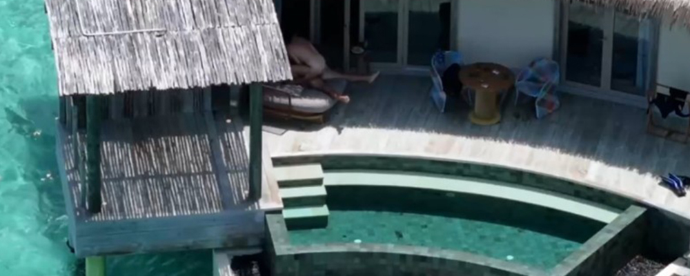 这难道就是有钱人的快乐 瓜友马尔代夫旅游意外拍下淫荡一幕 欧美情侣海上做爱场面香艳至极