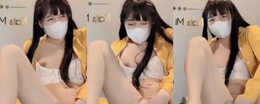 黄衣服的骚逼小姐在美甲店自慰被拍  在人多的地方掀起裙子抠弄骚穴  风中都是母狗意淫的味道