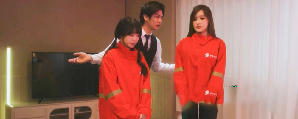 高颜值女神艾熙和温芮欣与总裁3P    在沙发上暴力舔食粉嫩骚逼   最终干到床上挨个抽插