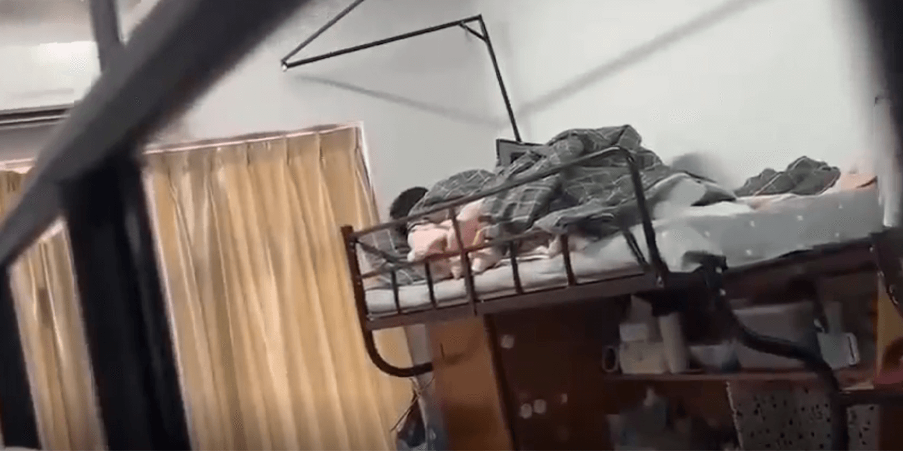 【不当人系列!!!!一屋得单身狗你这样搞!!】浙江嘉兴学院 男同学带女朋友带回寝室 当众啪啪啪