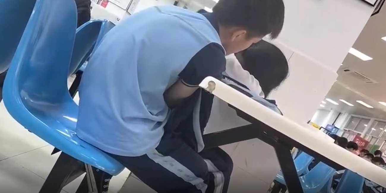 【海职不大 创造神话】海南职业学院 情侣居然在饭堂吃着饭就开始扣穴 这是要加菜嘛???