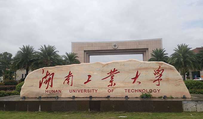 江门某大学吃瓜大事件！学生情侣教室忘情做爱 殊不知一切都被窗外全程记录